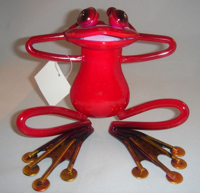 FABULOUS RELAXING RED METAL GARDEN FROG WALL SCULPTURE ORNAMENT FIGURE